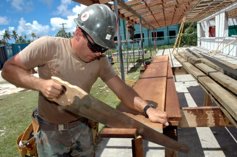 charpentier-GRASSE-min_worker_construction_building_carpenter_male_job_build_helmet-893290